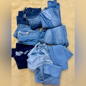 Stylish set of Women/juniors skinny
Size 00-2  mix of 10 pairs of Blue Jeans